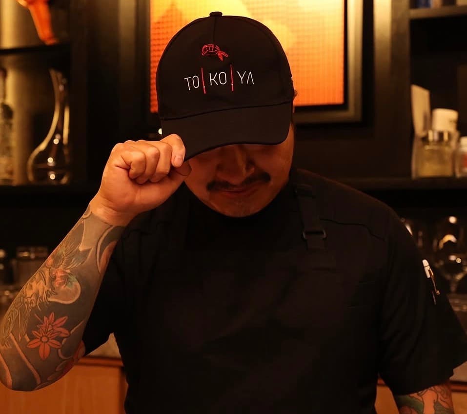 Persona usando una gorra de Tokoya